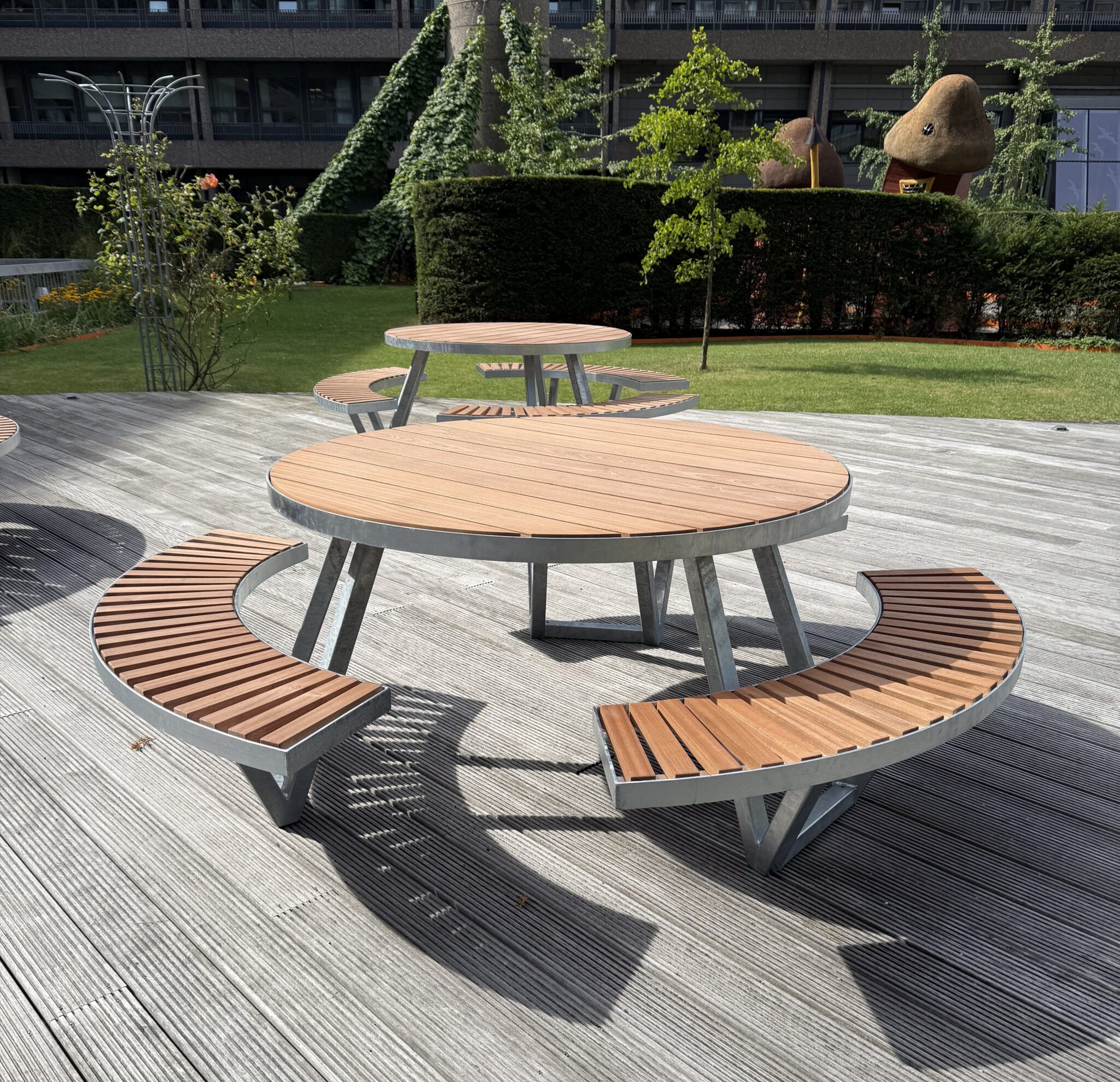 Cirklen er et rundt bordbænke sæt, der inviterer til fællesskabet.