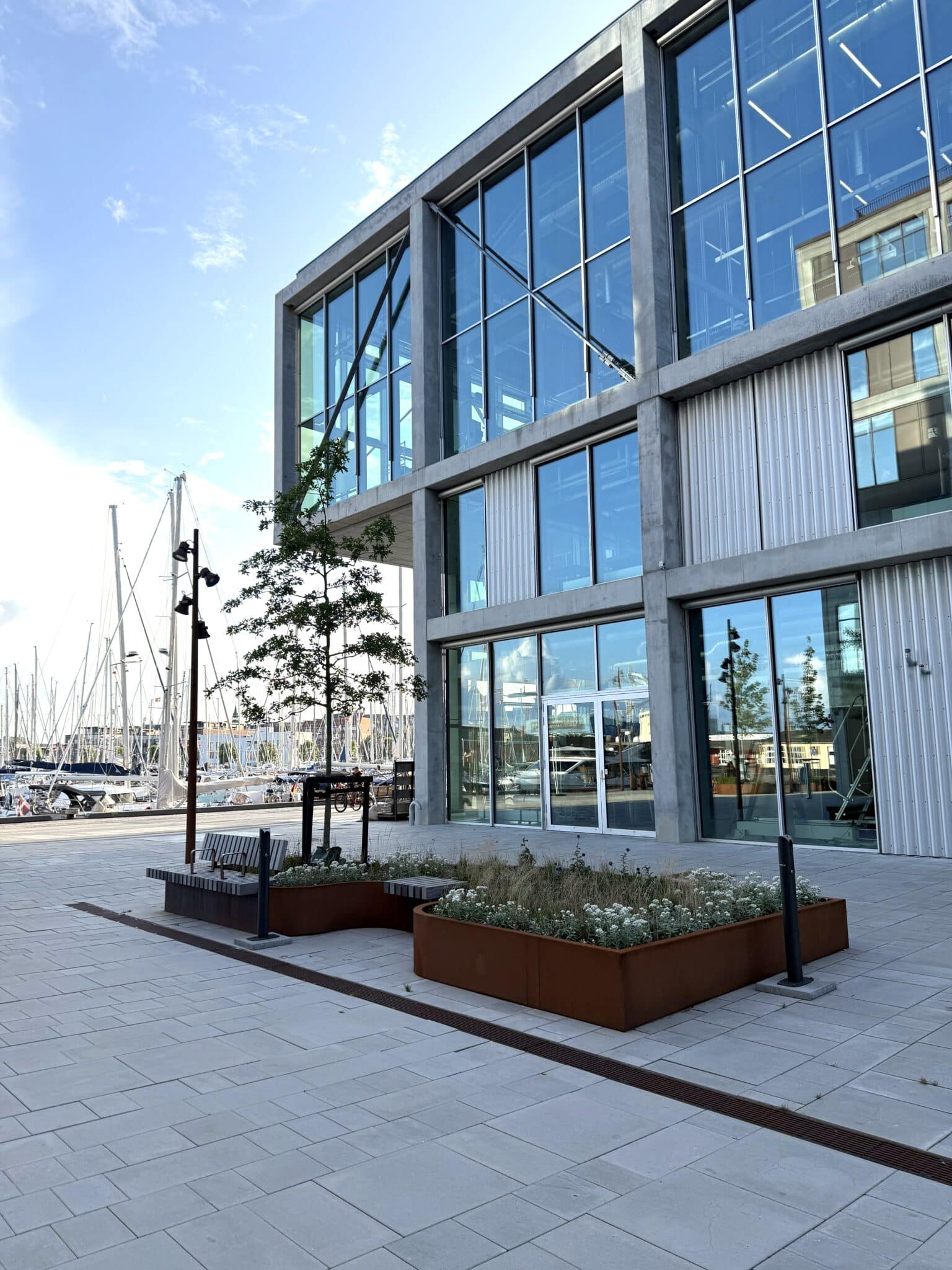 svendborg havn plantekasse med bænk af corten stål